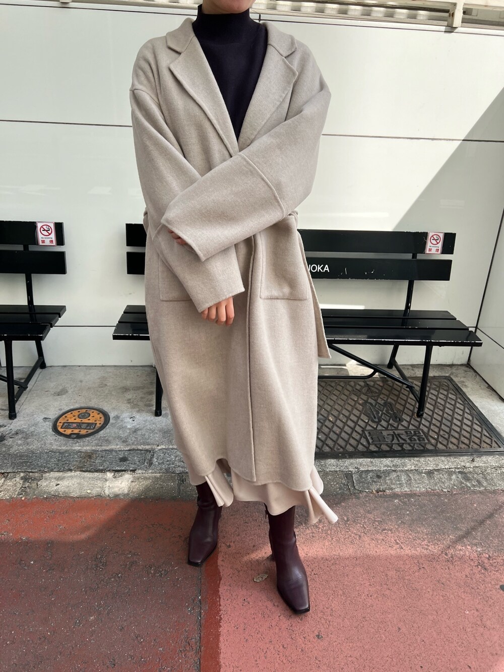 レッド系のブーツ、グレー系のスカート、グレー系のニット/セーターを着用したレディースの秋コーディネートの4枚目の写真