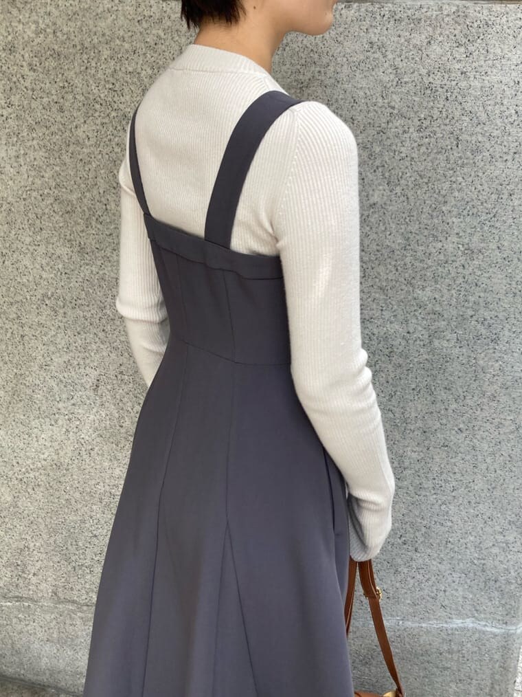 ベージュ系のその他シューズ、グレー系のスカート、ブラウン系のショルダーバッグを着用したレディースの秋コーディネートの6枚目の写真