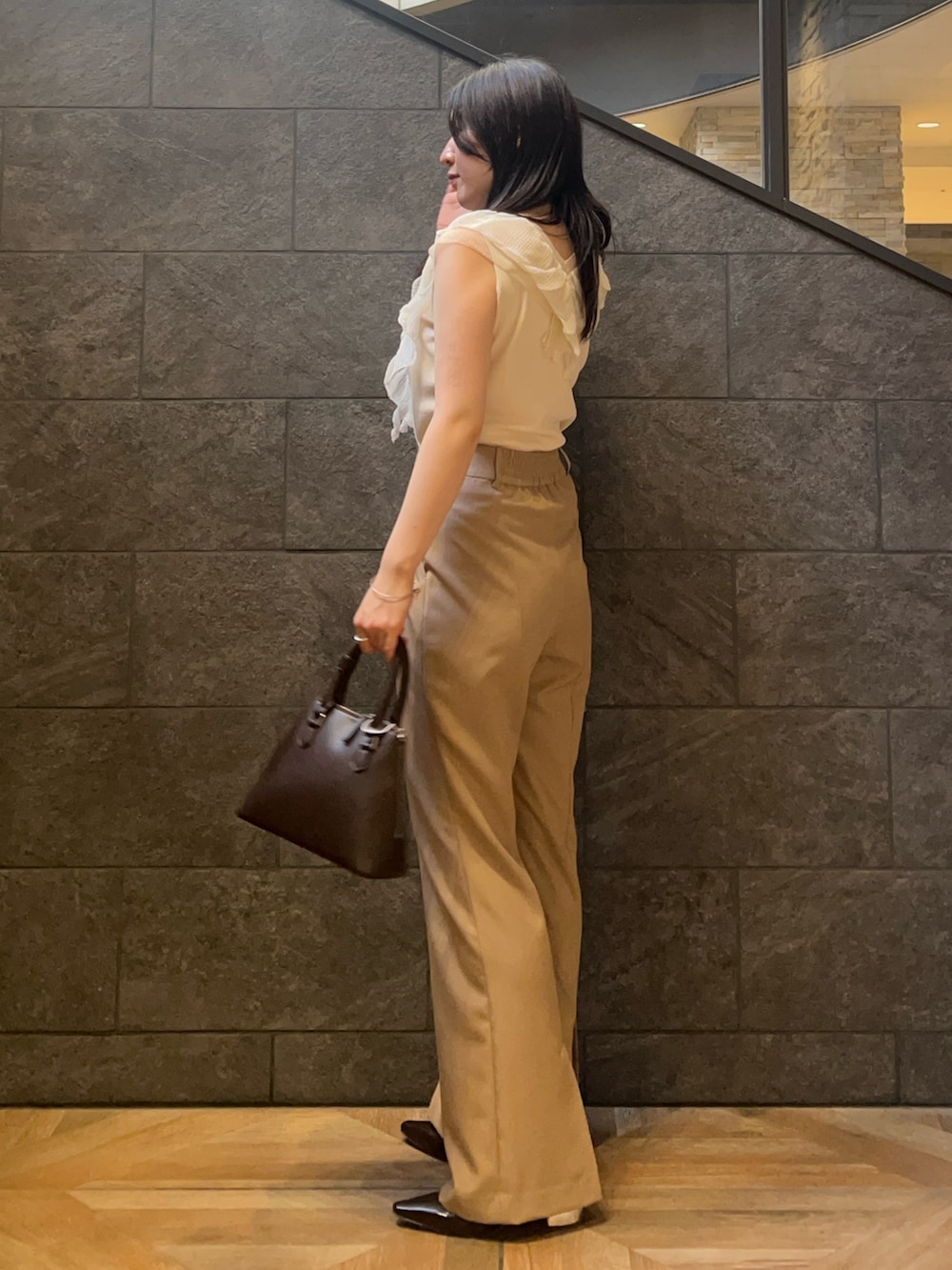 ブラウン系のボストンバッグ、ホワイト系のニット/セーター、ブラウン系のボストンバッグを着用したレディースの秋コーディネートの2枚目の写真