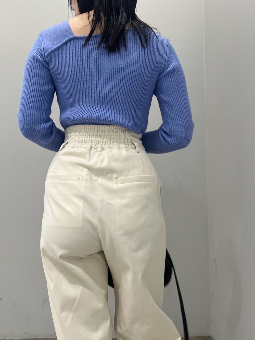 ブルー系のニット/セーター、ホワイト系のその他パンツ、ホワイト系のサンダルを着用したレディースの春コーディネートの9枚目の写真