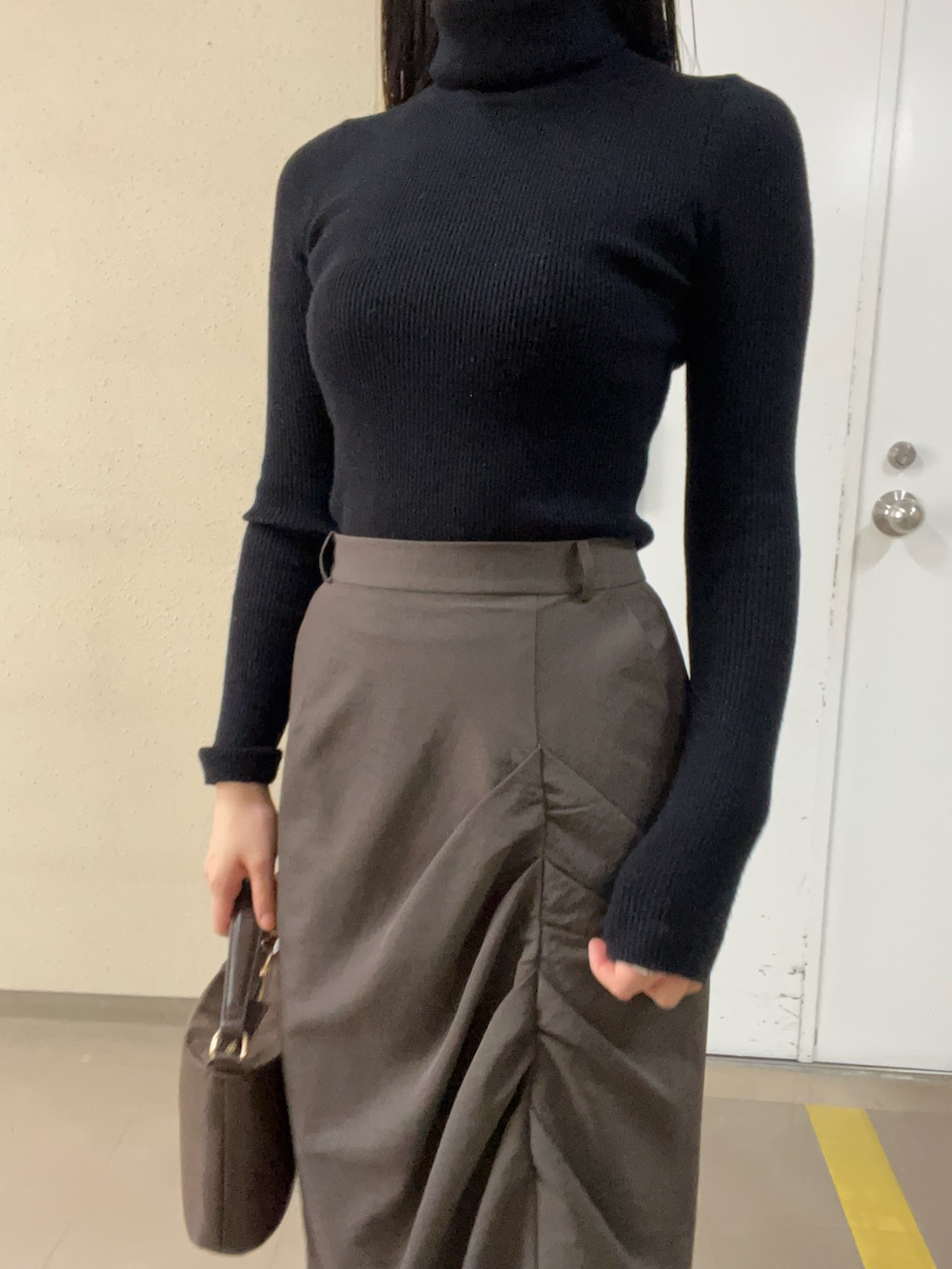 ブラック系のブーツ、ブラック系のニット/セーター、ブラウン系のスカートを着用したレディースの秋コーディネートの4枚目の写真