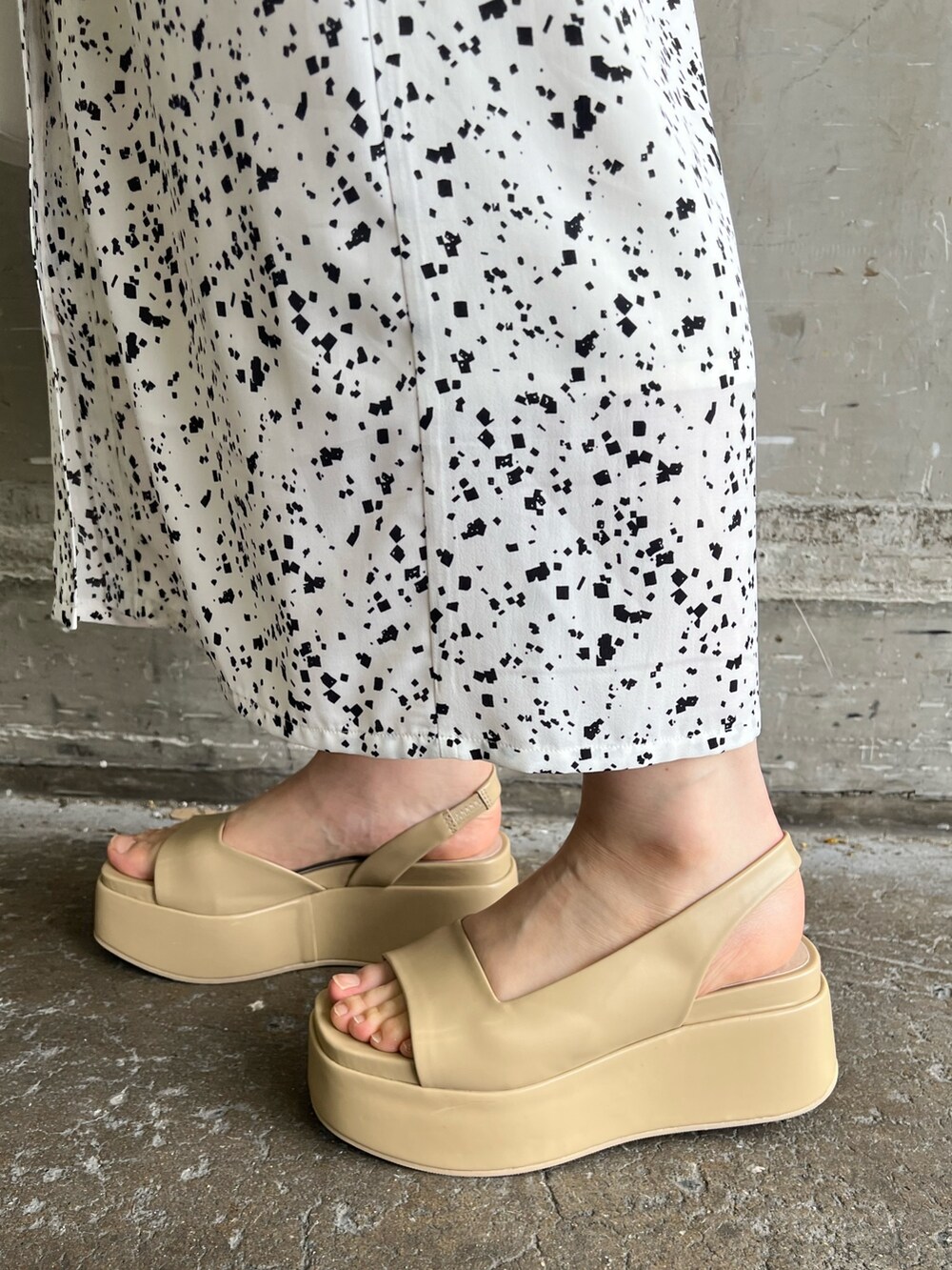 ホワイト系のワンピース、ホワイト系のカーディガン/ボレロ、ベージュ系のサンダルを着用したレディースの春コーディネートの10枚目の写真