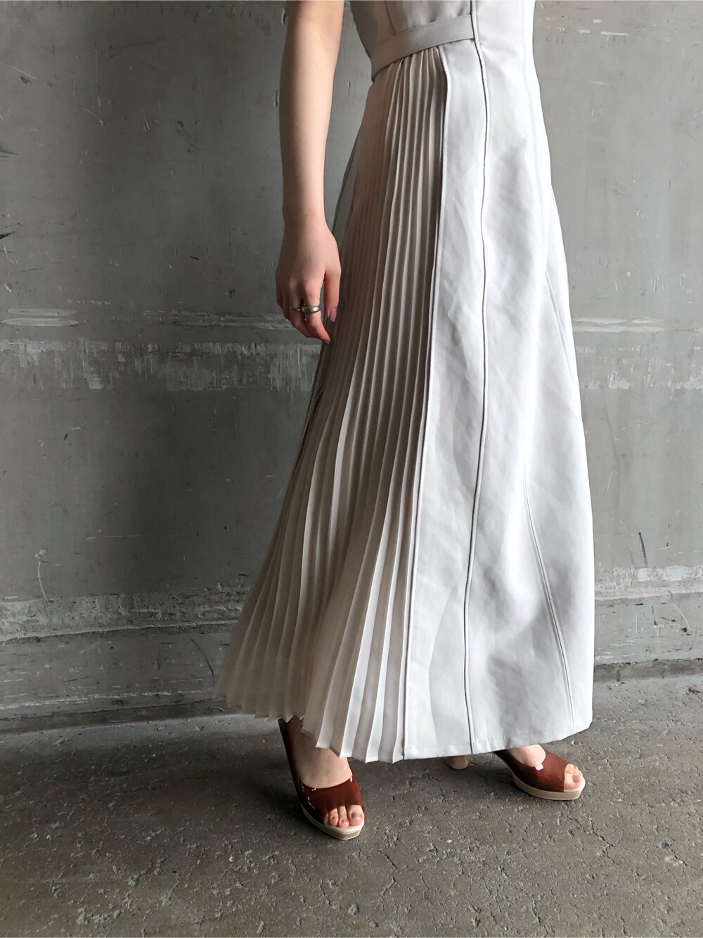 ブラウン系のパンプス、ホワイト系のワンピース、ホワイト系のカーディガン/ボレロを着用したレディースの春コーディネートの6枚目の写真