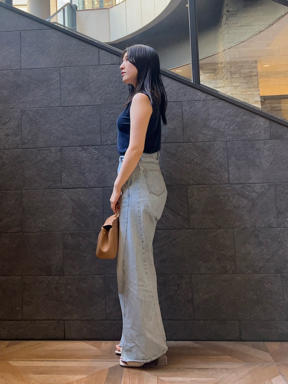 ホワイト系のサンダル、ブルー系のTシャツ/カットソー、ブルー系のデニムパンツを着用したレディースの夏コーディネートの2枚目の写真