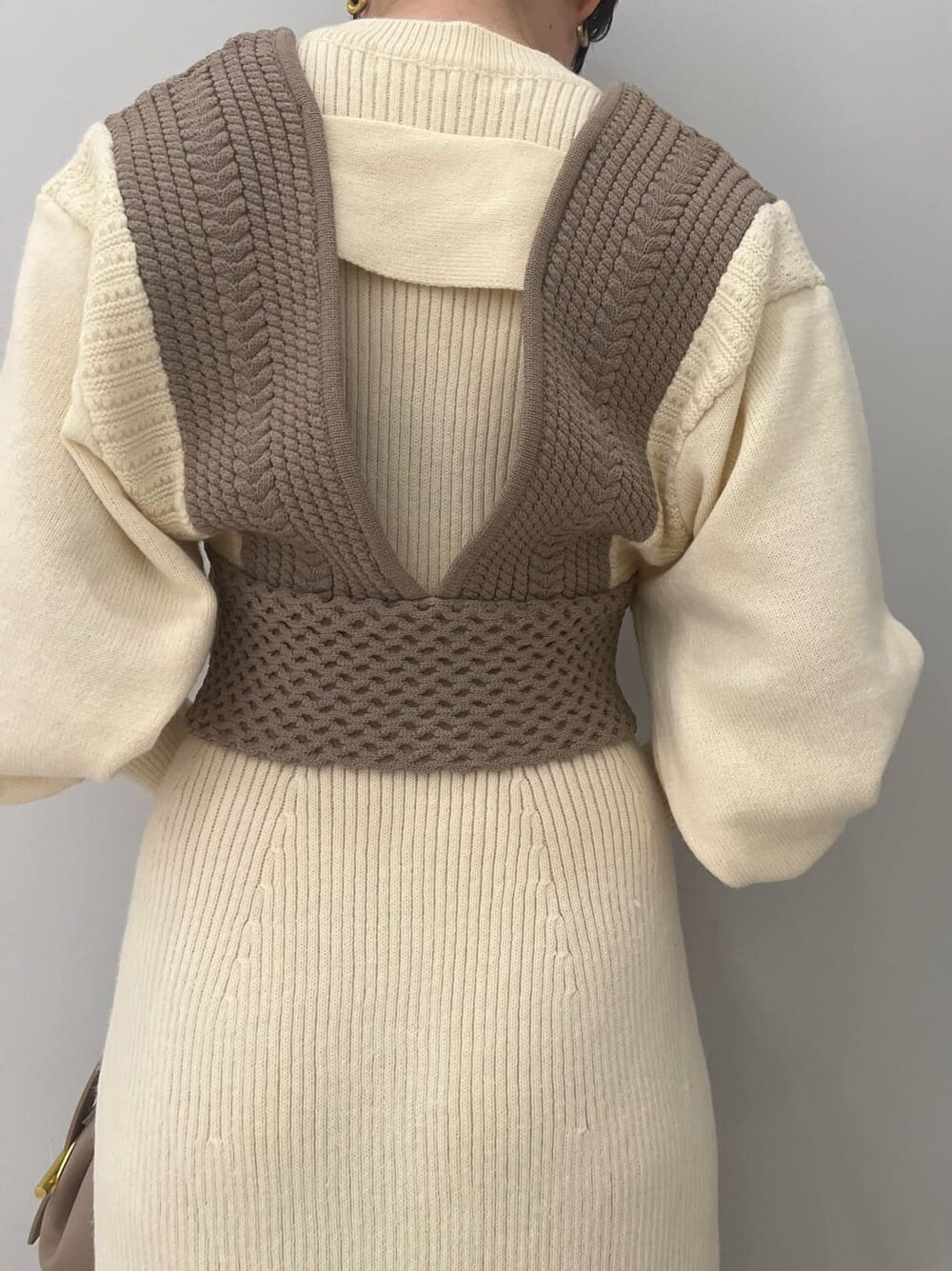 レッド系のブーツ、ホワイト系のワンピース、ホワイト系のワンピースを着用したレディースの秋コーディネートの5枚目の写真