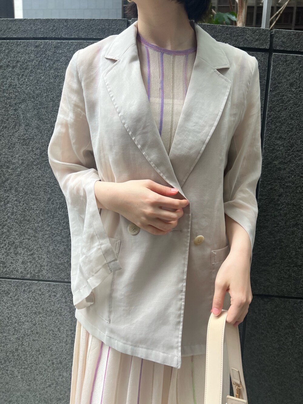 「LAGUNAMOONのナローストラップサンダル（サンダル、イエロー系）」を使った、RUNA ONISHIさん（レディース・163cm）の春コーディネートの2枚目の写真