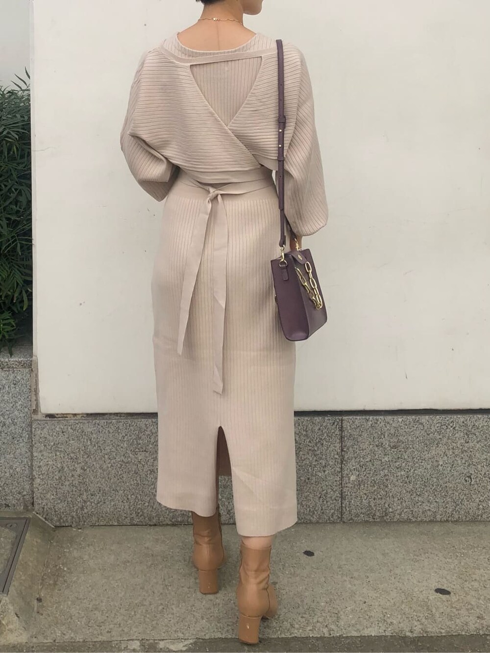 ベージュ系のその他シューズ、パープル系のショルダーバッグ、ホワイト系のワンピースを着用したレディースの秋コーディネートの3枚目の写真