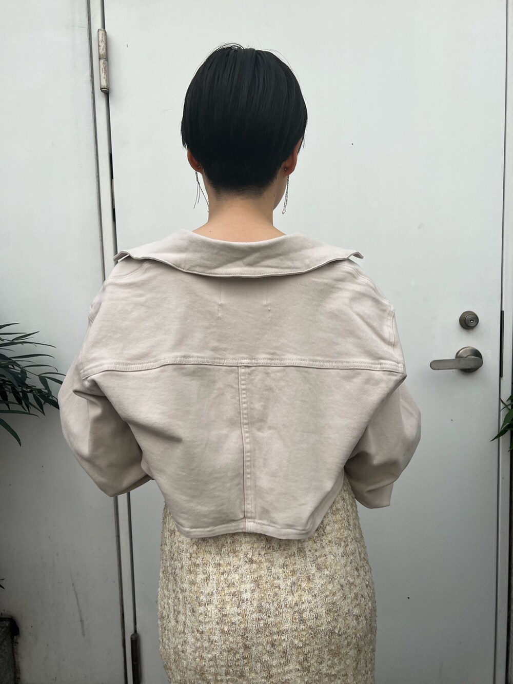 ベージュ系のサンダル、ホワイト系のワンピース、ベージュ系のテーラードジャケットを着用したレディースの春コーディネートの4枚目の写真