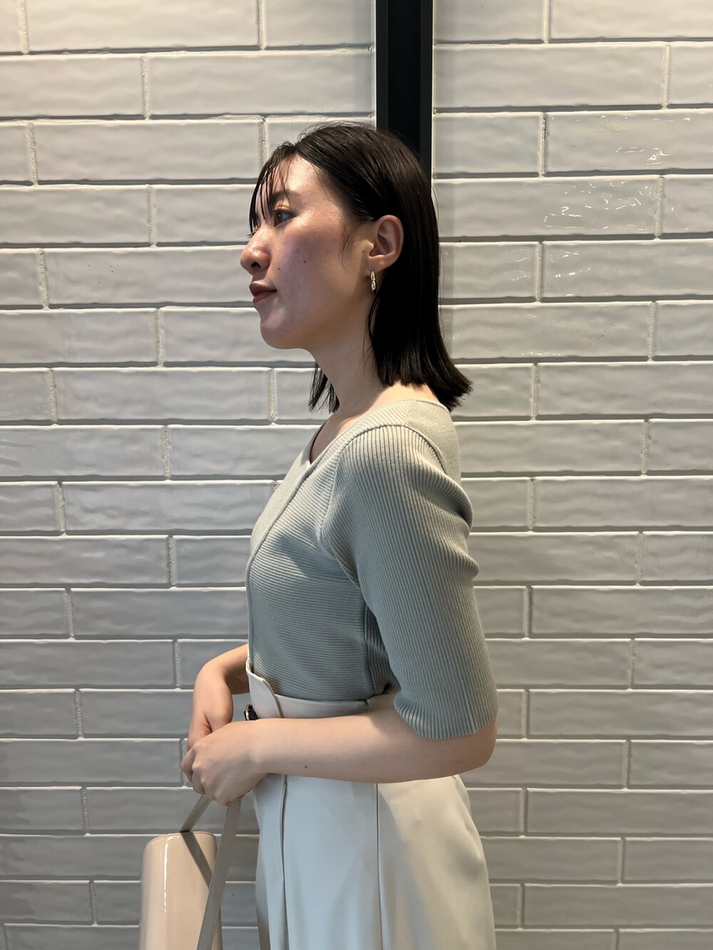 シルバー系のパンプス、グリーン系のニット/セーター、ホワイト系のその他パンツを着用したレディースの秋コーディネートの4枚目の写真