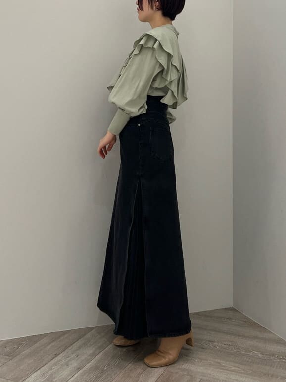 ベージュ系のその他シューズ、ブラック系のデニムスカート、グリーン系のシャツ/ブラウスを着用したレディースの冬コーディネートの2枚目の写真