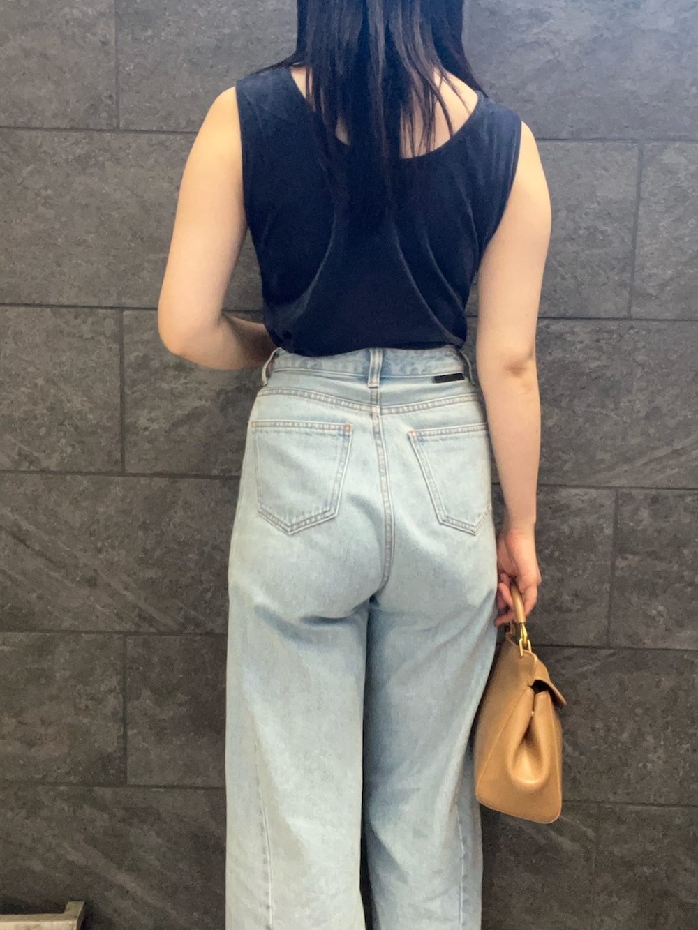 ホワイト系のサンダル、ブルー系のTシャツ/カットソー、ブルー系のデニムパンツを着用したレディースの夏コーディネートの6枚目の写真