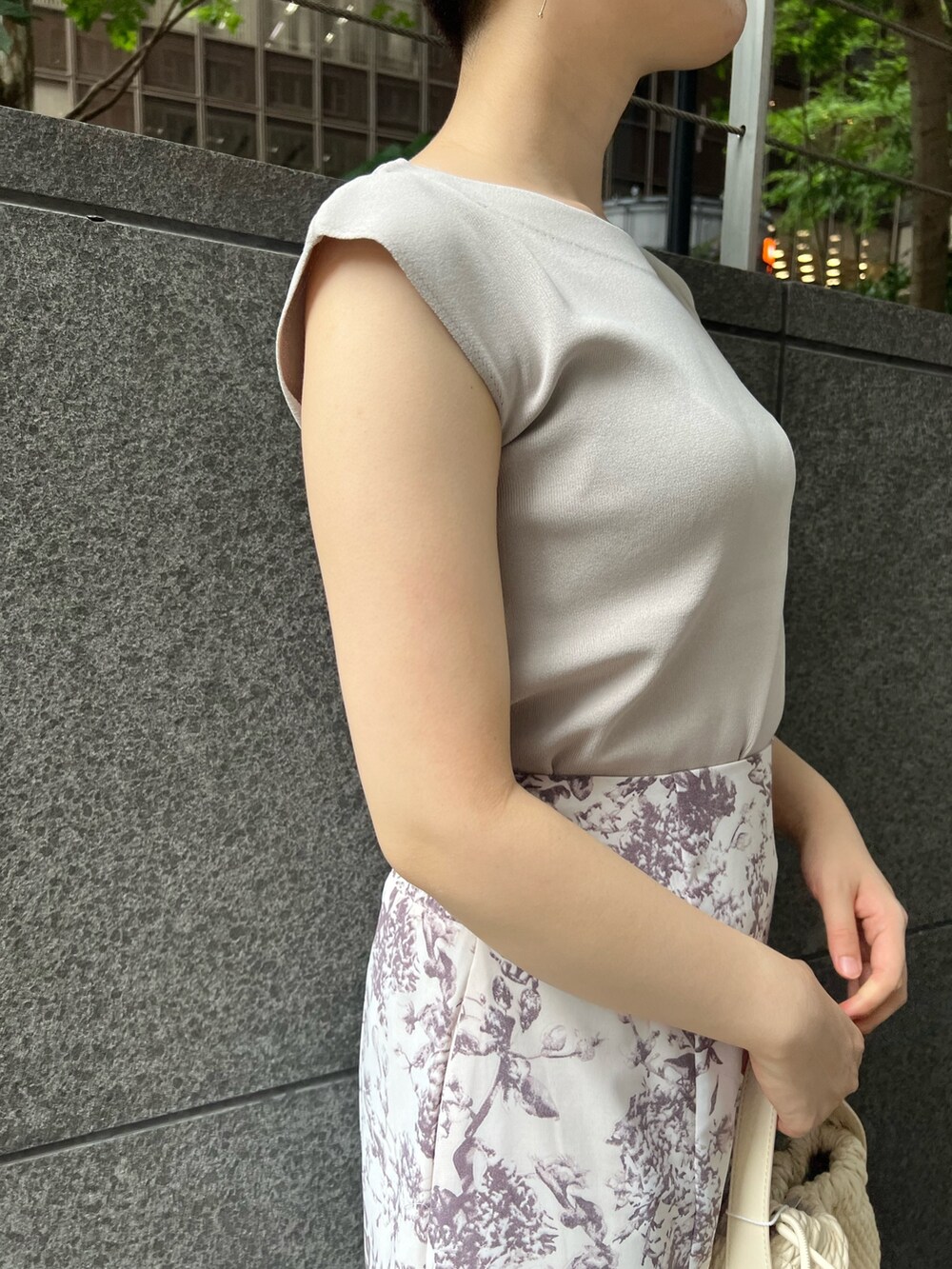 ベージュ系のサンダル、ベージュ系のニット/セーター、ブラウン系のスカートを着用したレディースの夏コーディネートの4枚目の写真