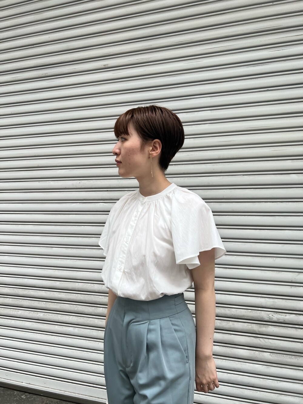 ホワイト系のシャツ/ブラウス、その他のサンダル、ブルー系のその他パンツを着用したレディースの夏コーディネートの9枚目の写真