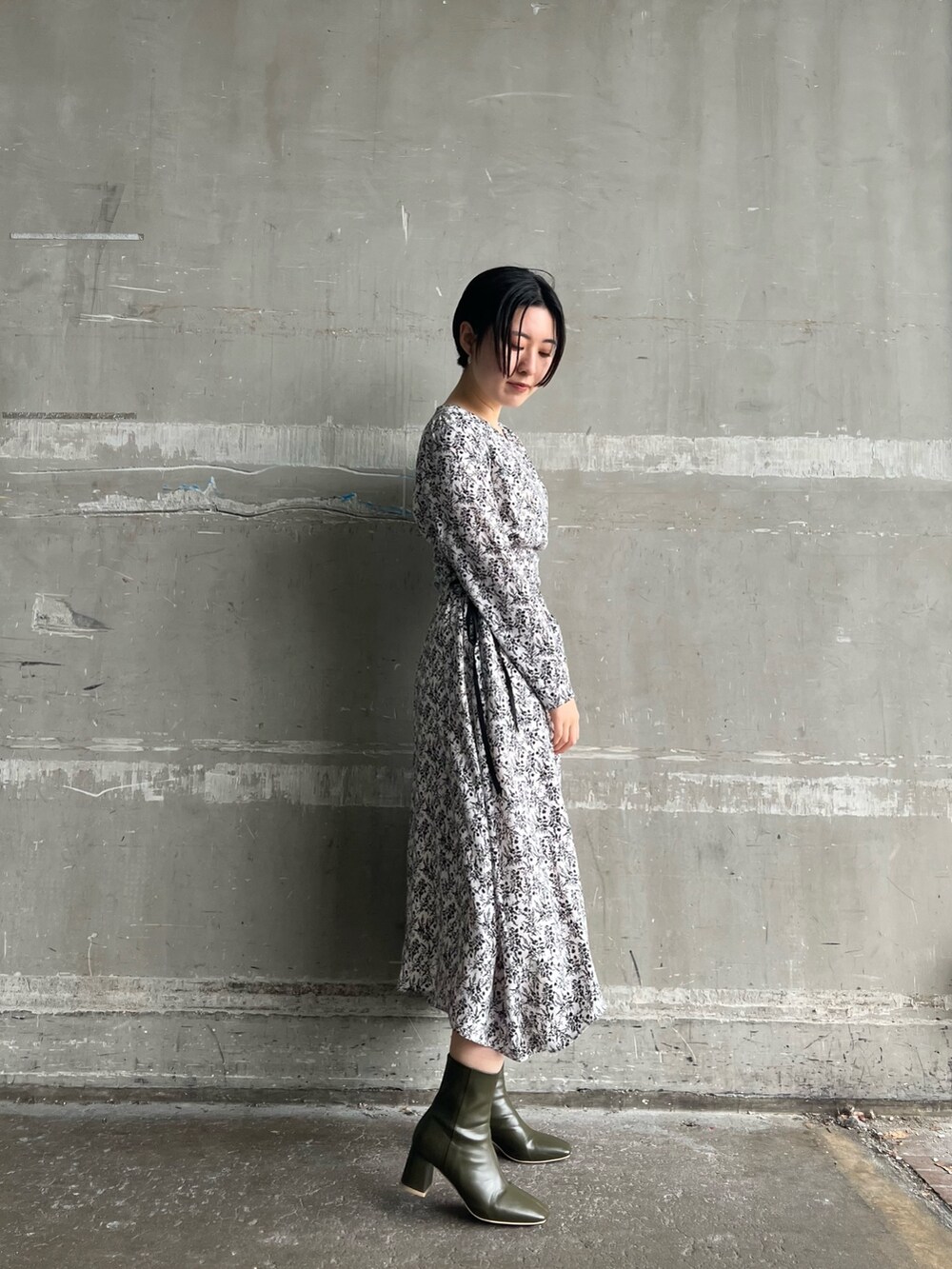 ベージュ系のブーツ、ブラック系のその他アウター、ホワイト系のワンピースを着用したレディースの冬コーディネートの4枚目の写真