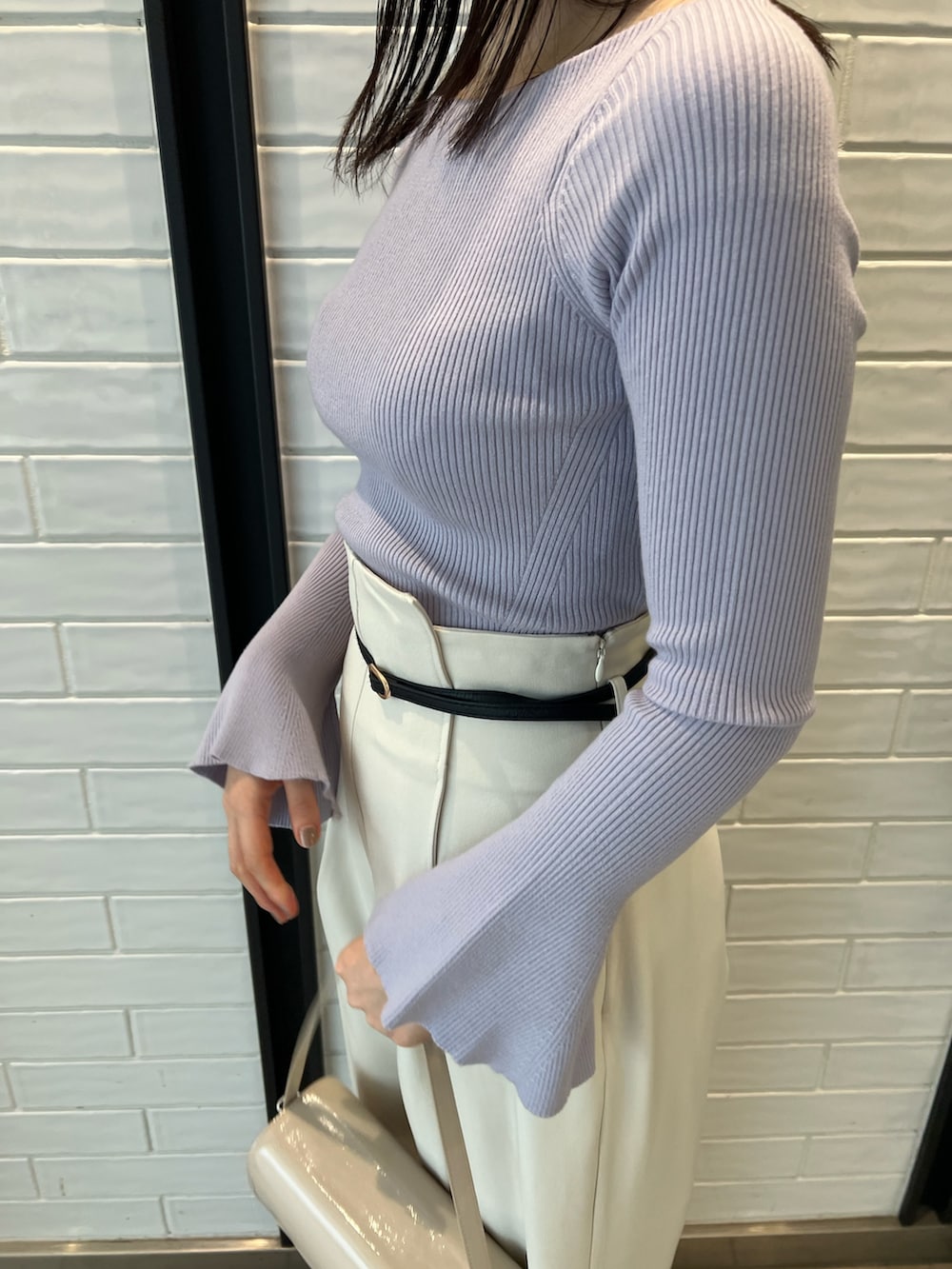 パープル系のニット/セーター、ホワイト系のその他パンツを着用したレディースの冬コーディネートの4枚目の写真