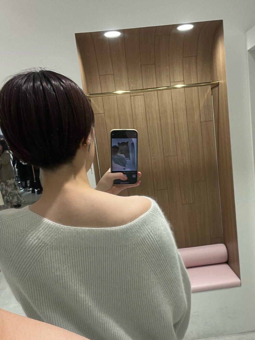 ベージュ系のスニーカー、ホワイト系のニット/セーター、ホワイト系のスカートを着用したレディースの秋コーディネートの5枚目の写真