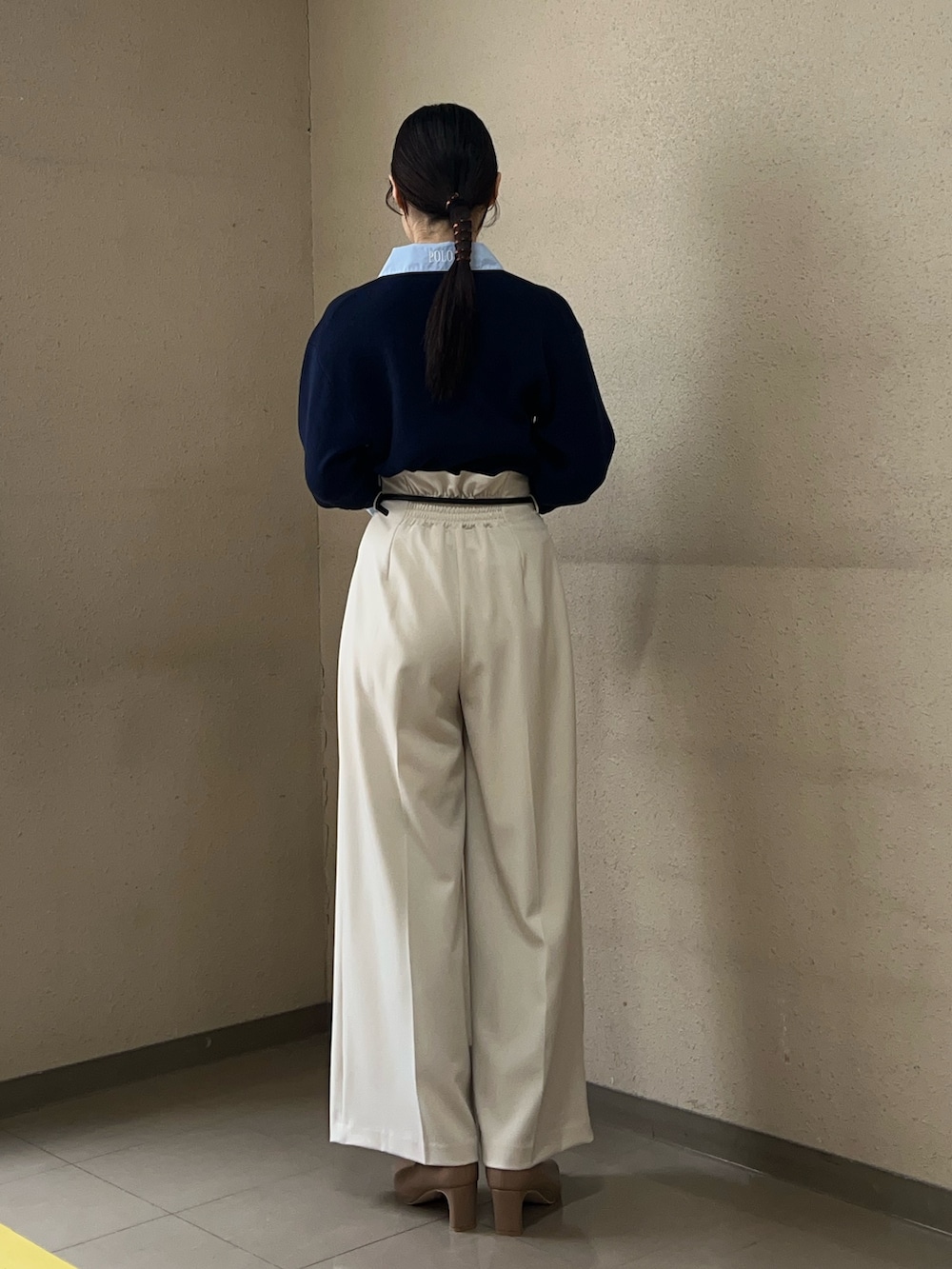 ホワイト系のその他パンツ、ブルー系のニット/セーターを着用したレディースの冬コーディネートの3枚目の写真