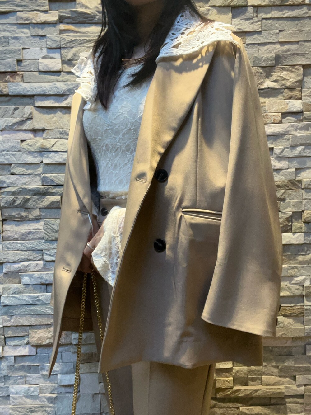 ホワイト系のハンドバッグ、ベージュ系のその他パンツ、ホワイト系のシャツ/ブラウスを着用したレディースの秋コーディネートの4枚目の写真