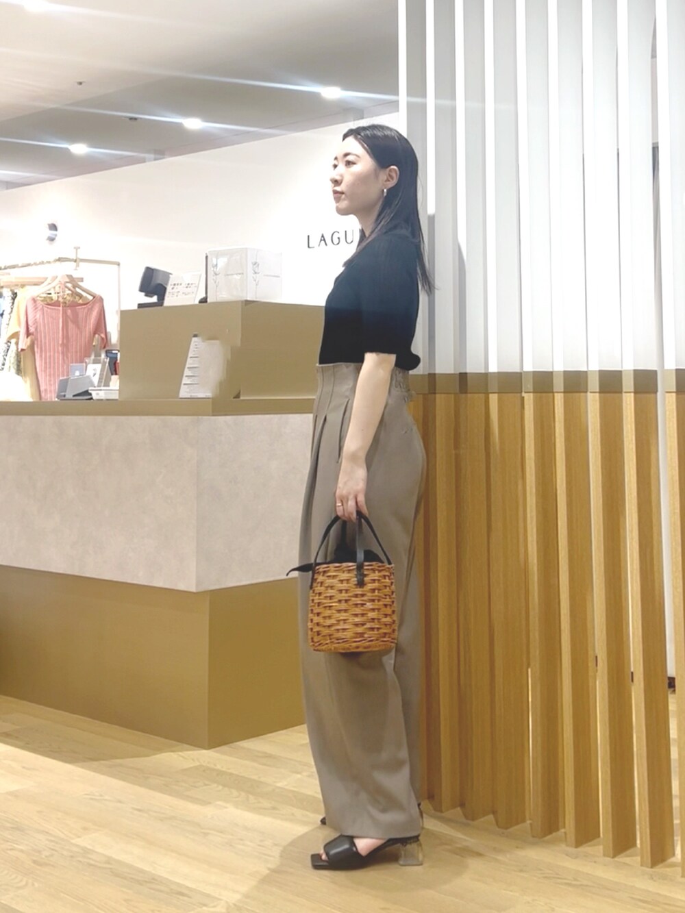 ブラック系のTシャツ/カットソー、ブラウン系のその他パンツ、ブラック系のサンダルを着用したレディースの春コーディネートの2枚目の写真