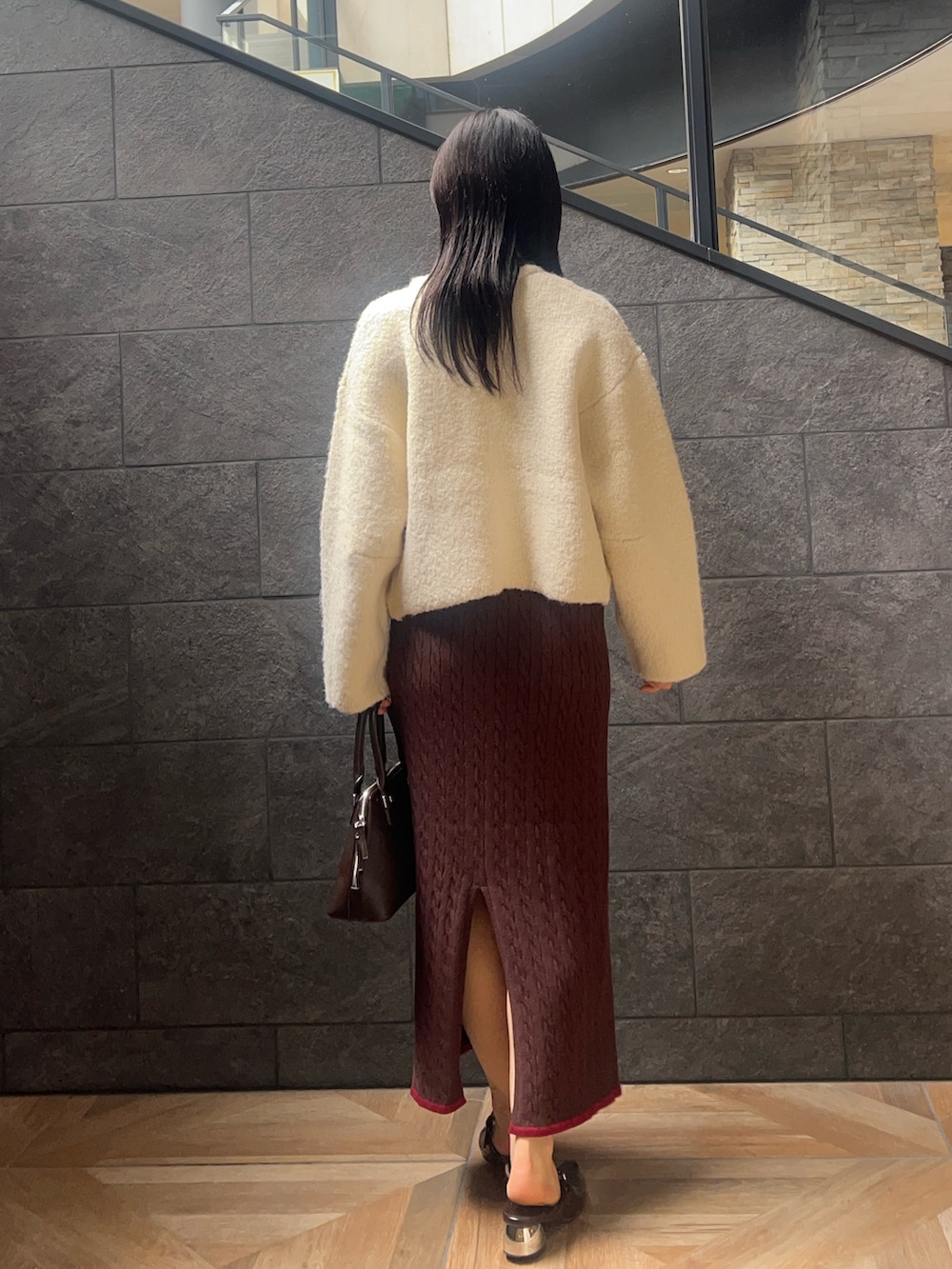 ホワイト系のカーディガン/ボレロ、ブラウン系のワンピース、ブラウン系のボストンバッグを着用したレディースの秋コーディネートの3枚目の写真