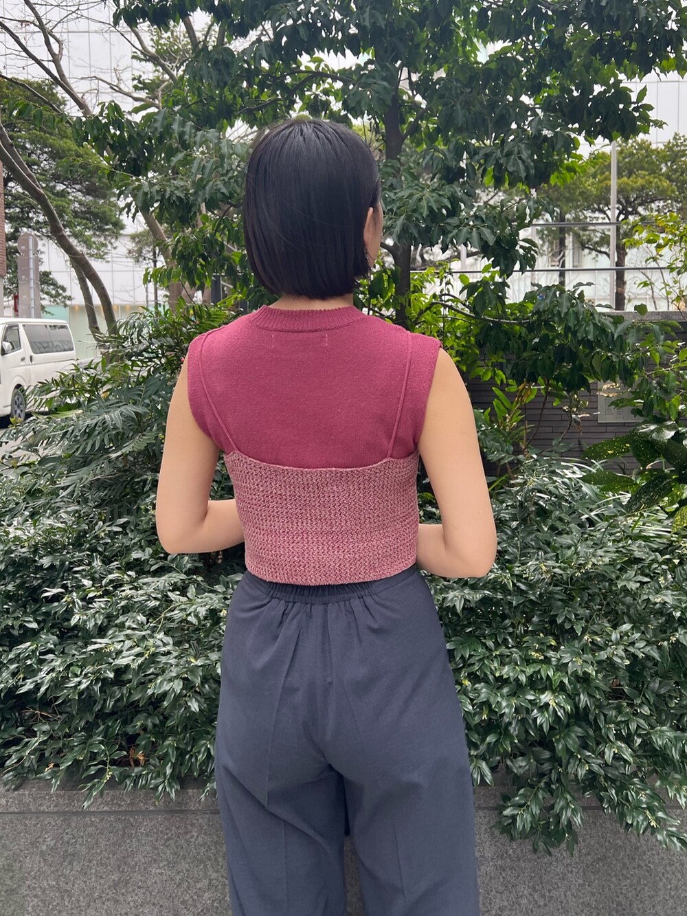 その他のサンダル、ブラック系のハンドバッグ、ピンク系のニット/セーターを着用したレディースの春コーディネートの5枚目の写真