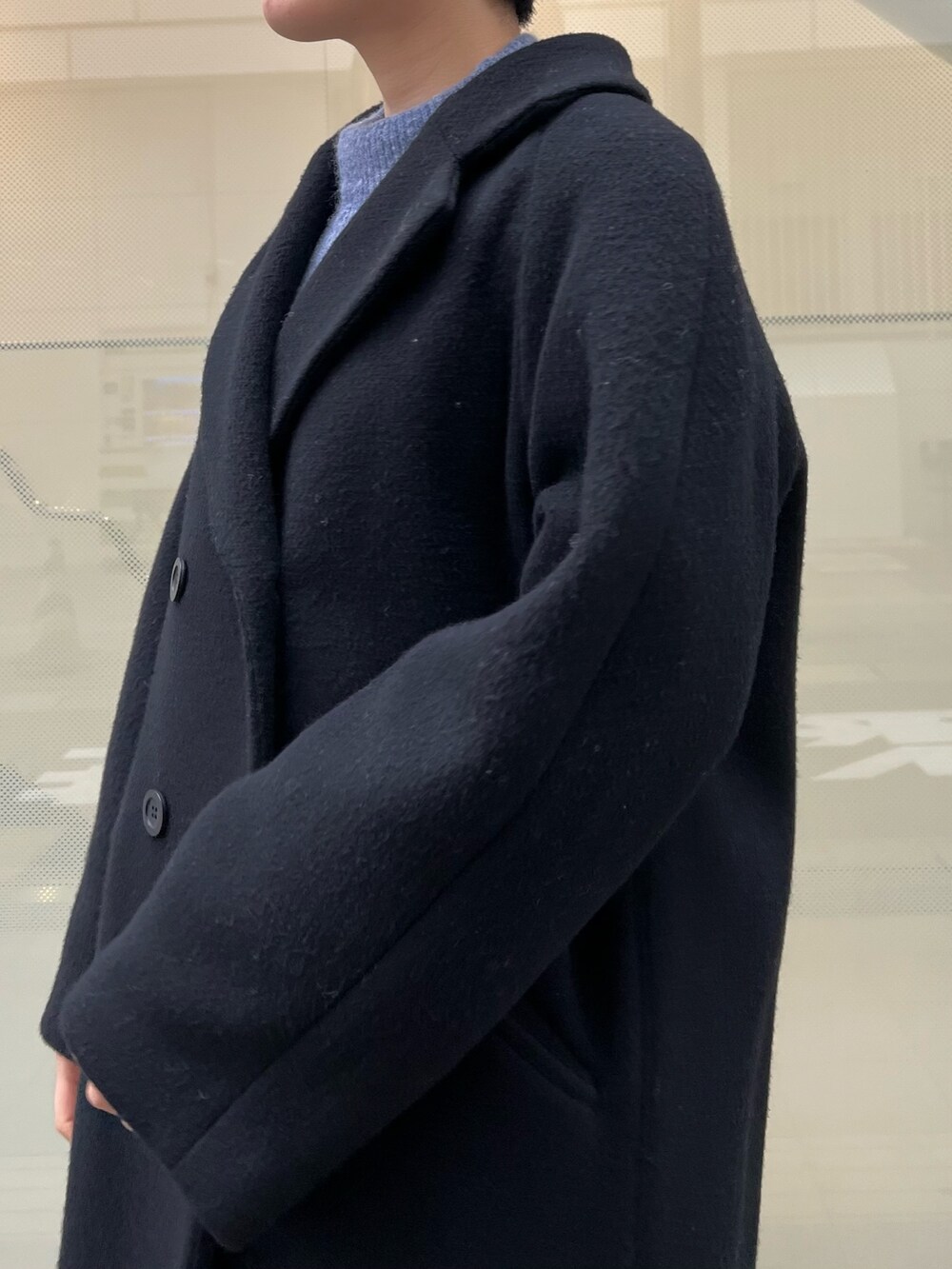 レッド系のブーツ、グレー系のスカート、ブラック系のその他アウターを着用したレディースの冬コーディネートの4枚目の写真