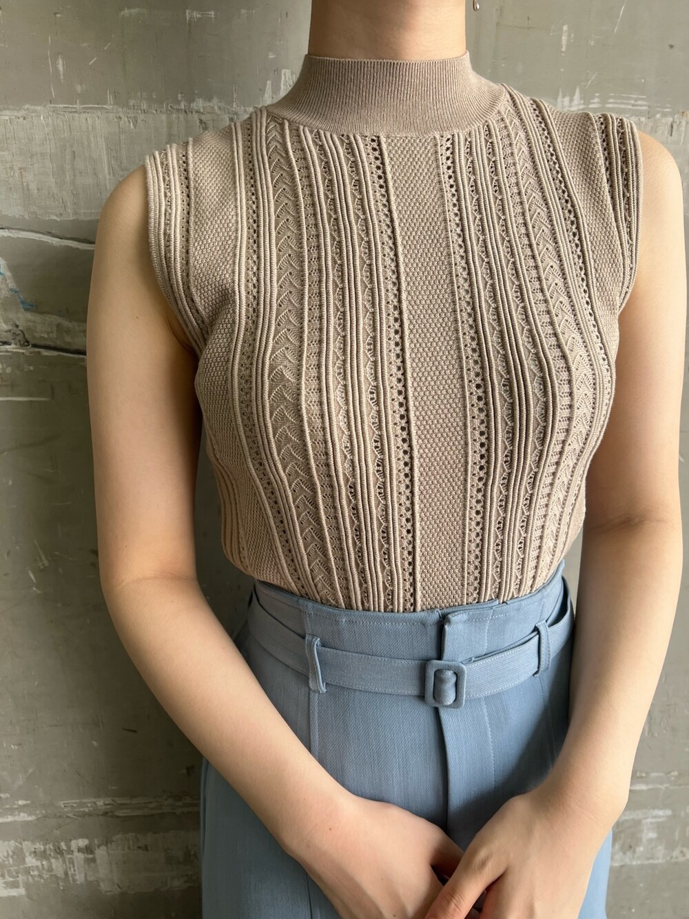 ベージュ系のニット/セーター、ブルー系のスカート、ベージュ系のサンダルを着用したレディースの夏コーディネートの4枚目の写真