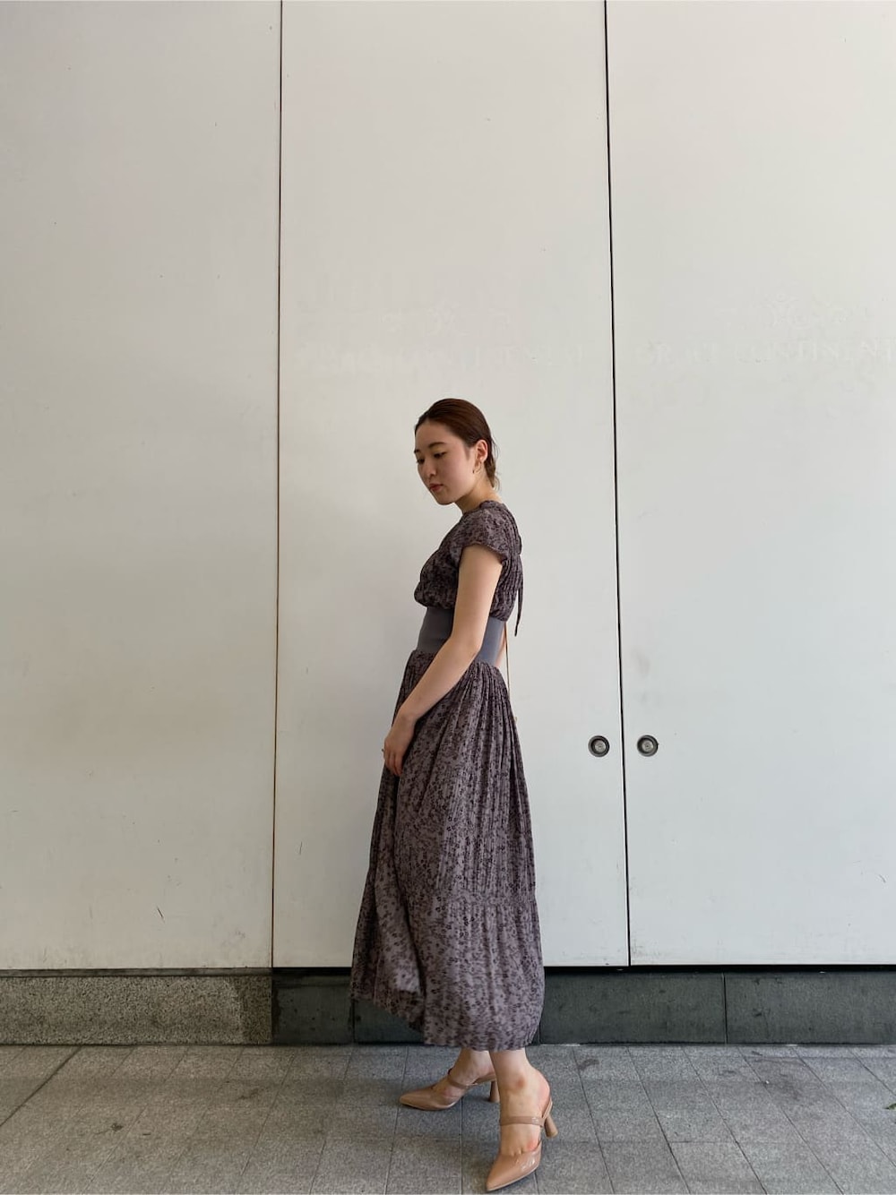 ベージュ系のその他シューズ、ベージュ系のハンドバッグ、グレー系のワンピースを着用したレディースの夏コーディネートの3枚目の写真