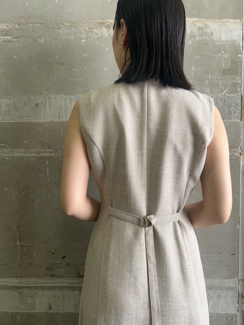 ブラック系のサンダル、ホワイト系のショルダーバッグ、ベージュ系のワンピースを着用したレディースの夏コーディネートの6枚目の写真