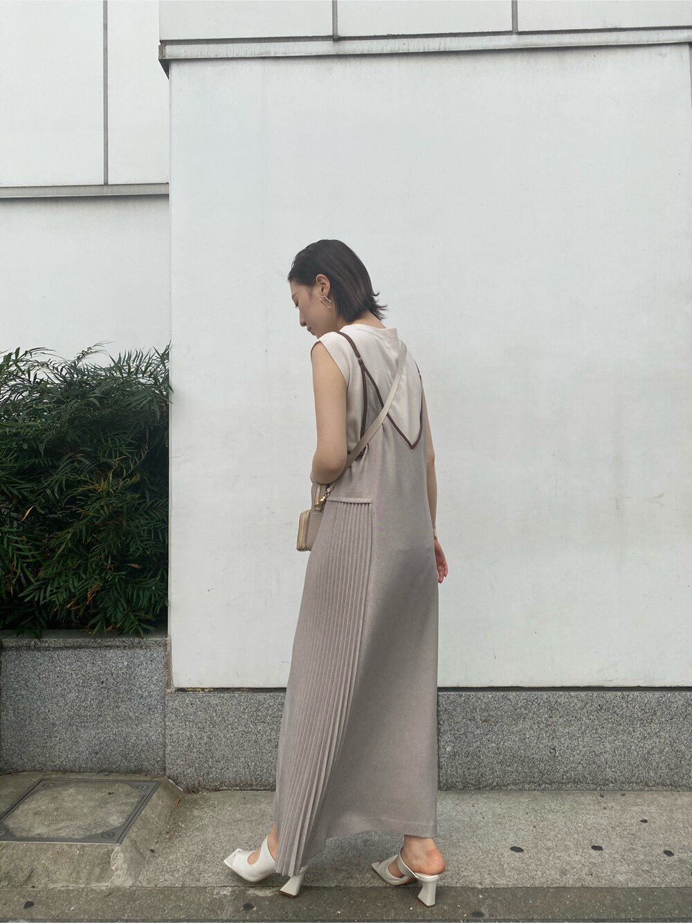 ホワイト系のサンダル、ベージュ系のワンピース、ホワイト系のニット/セーターを着用したレディースの春コーディネートの3枚目の写真