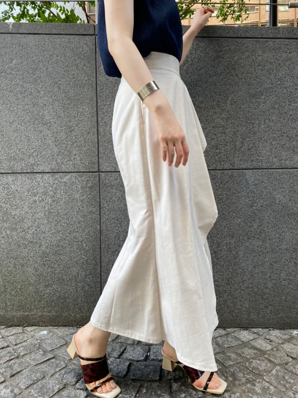 その他のその他シューズ、ブルー系のシャツ/ブラウス、ホワイト系のスカートを着用したレディースの夏コーディネートの6枚目の写真