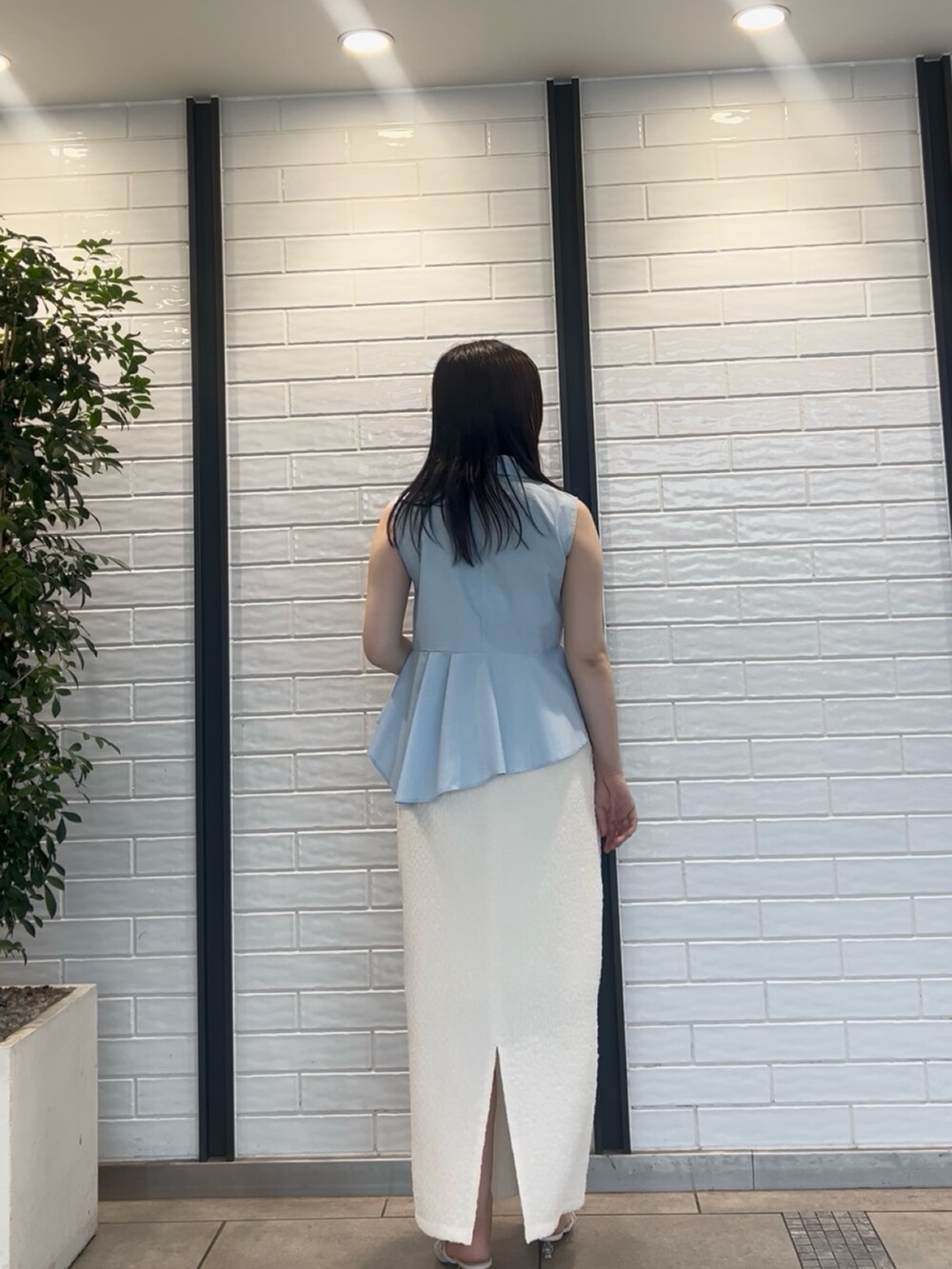 ブルー系のシャツ/ブラウス、ホワイト系のスカートを着用したレディースの夏コーディネートの3枚目の写真