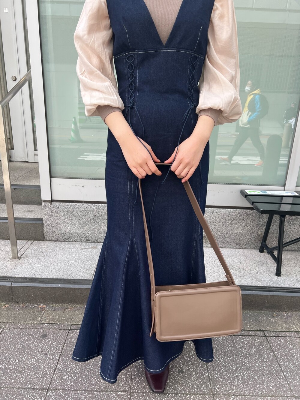 ベージュ系のカーディガン/ボレロ、レッド系のブーツ、ブラウン系のニット/セーターを着用したレディースの冬コーディネートの10枚目の写真