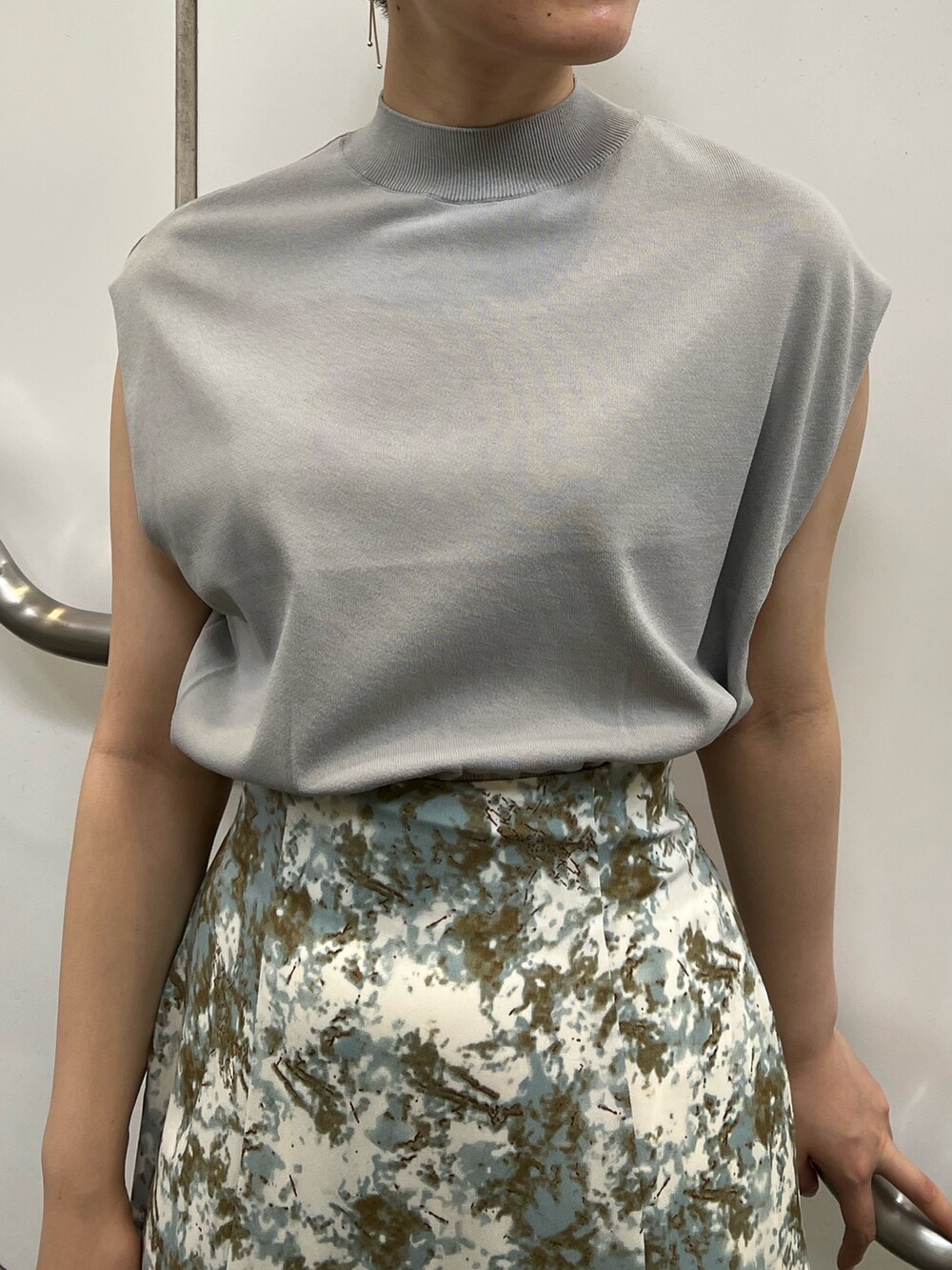 ベージュ系のサンダル、ホワイト系のハンドバッグ、グリーン系のスカートを着用したレディースの夏コーディネートの7枚目の写真