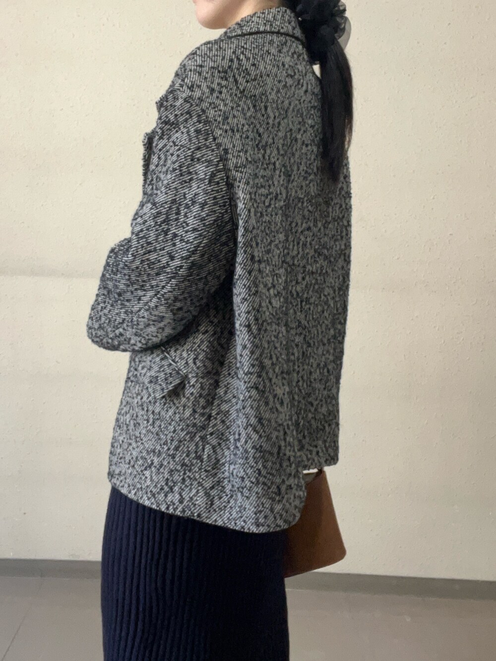 ベージュ系のその他アウター、イエロー系のハンドバッグ、ブルー系のワンピースを着用したレディースの秋コーディネートの5枚目の写真