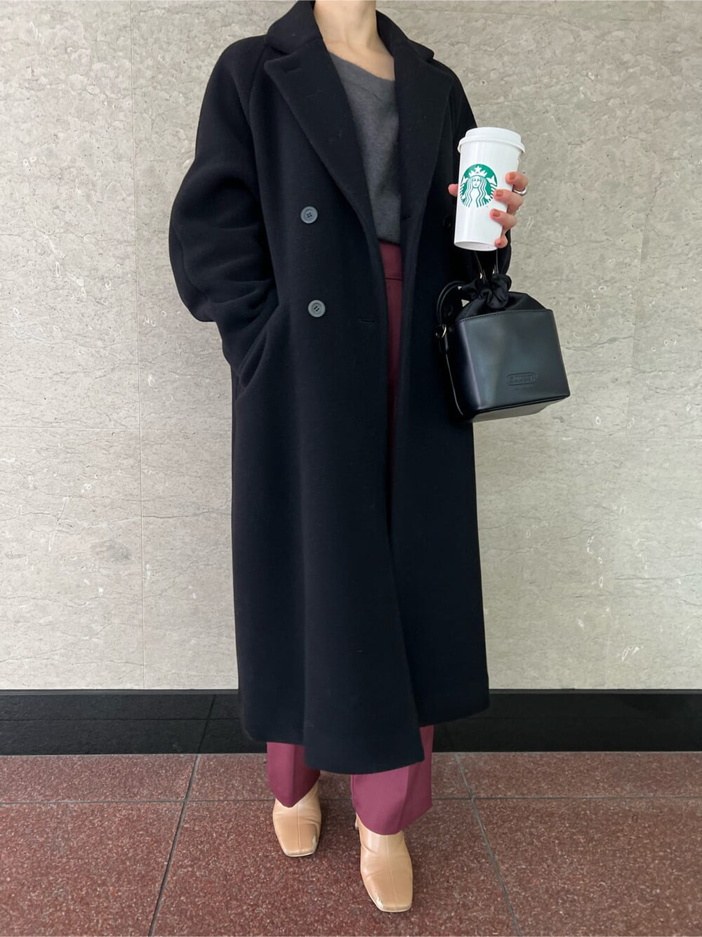 レッド系のその他パンツ、ベージュ系のその他シューズ、ブラック系のハンドバッグを着用したレディースの冬コーディネートの3枚目の写真