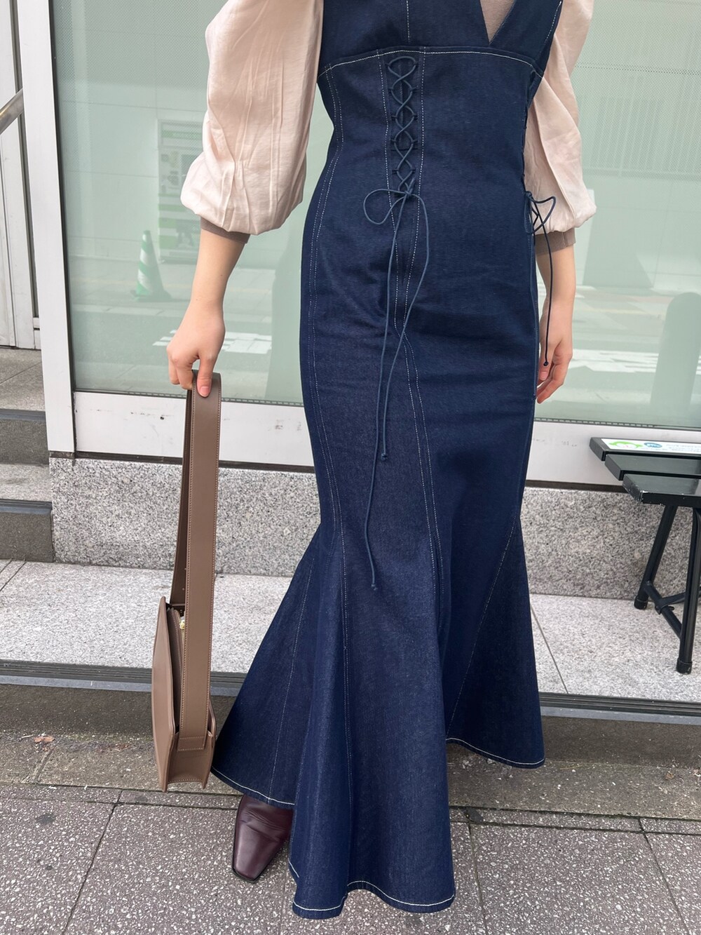 ベージュ系のカーディガン/ボレロ、レッド系のブーツ、ブラウン系のニット/セーターを着用したレディースの冬コーディネートの8枚目の写真