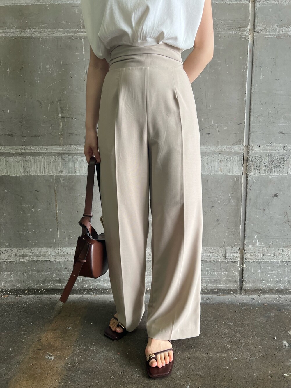 ブラウン系のサンダル、ベージュ系のハンドバッグ、ホワイト系のニット/セーターを着用したレディースの夏コーディネートの8枚目の写真