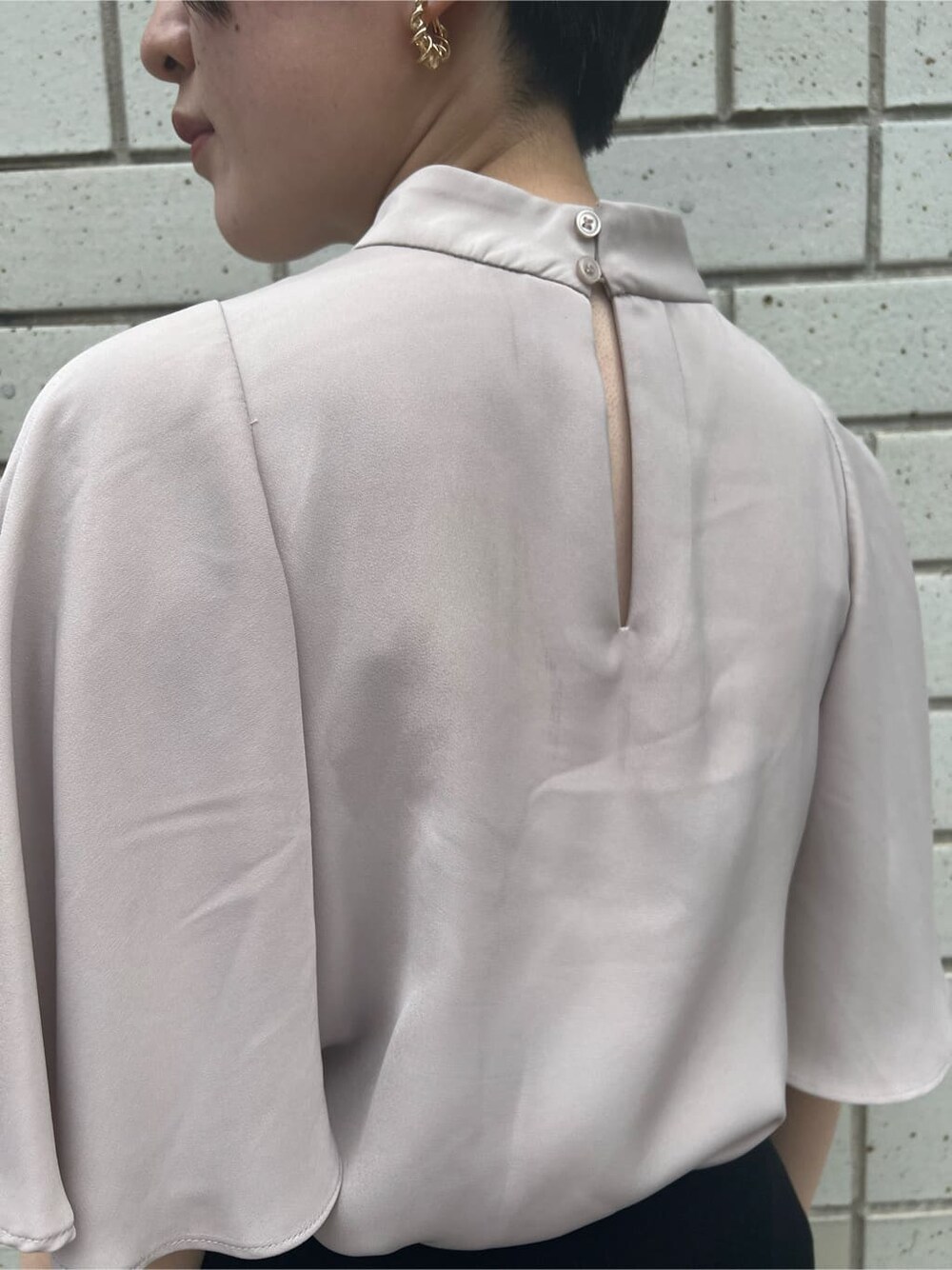 ベージュ系のハンドバッグ、グリーン系のサンダル、ブラック系のスカートを着用したレディースの夏コーディネートの7枚目の写真