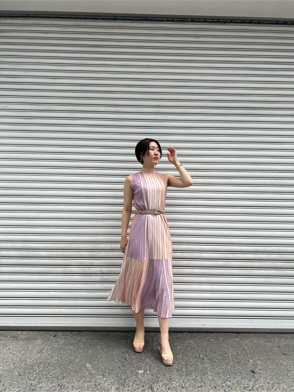 オレンジ系のワンピース、その他のパンプス、ホワイト系のカーディガン/ボレロを着用したレディースの春コーディネートの3枚目の写真