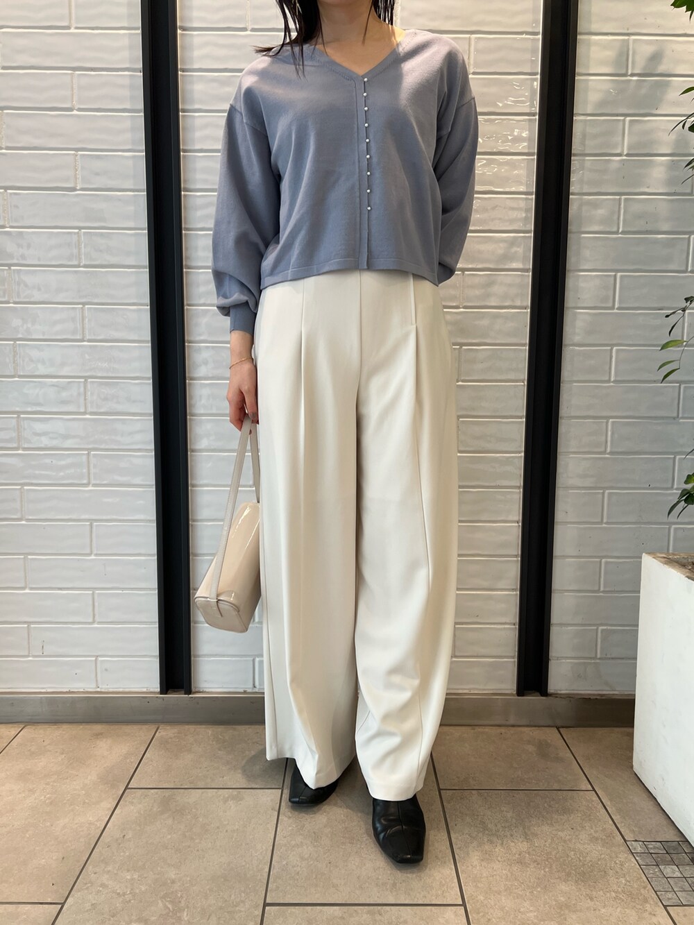 ホワイト系のその他パンツ、ブルー系のニット/セーターを着用したレディースの冬コーディネートの7枚目の写真