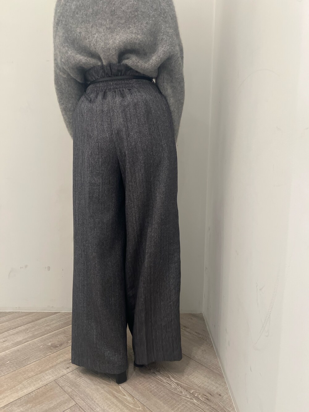 ブラック系のブーツ、グレー系のその他パンツ、グレー系のニット/セーターを着用したレディースの冬コーディネートの8枚目の写真