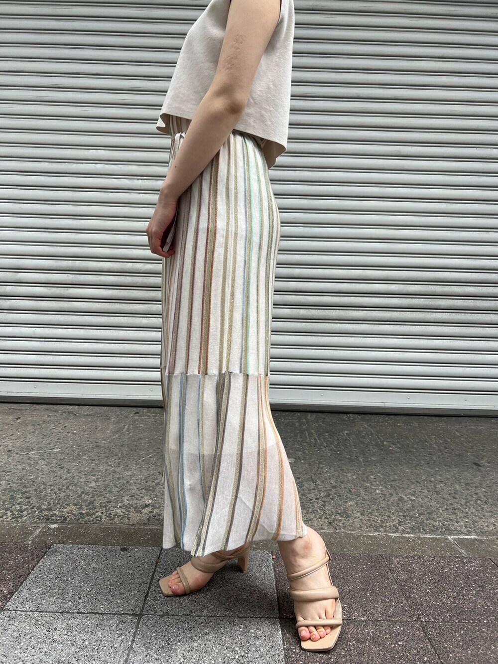 ホワイト系のショルダーバッグ、ベージュ系のサンダル、ホワイト系のワンピースを着用したレディースの春コーディネートの8枚目の写真