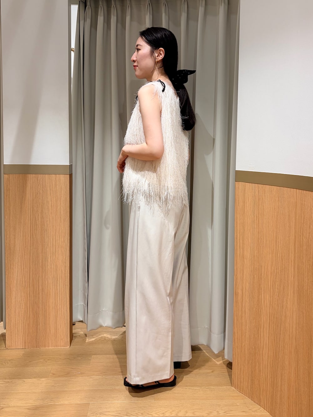 ホワイト系のその他パンツ、ホワイト系のTシャツ/カットソーを着用したレディースの夏コーディネートの2枚目の写真