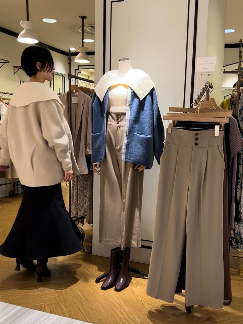 ホワイト系のカーディガン/ボレロ、レッド系のブーツ、ホワイト系のニット/セーターを着用したレディースの秋コーディネートの2枚目の写真