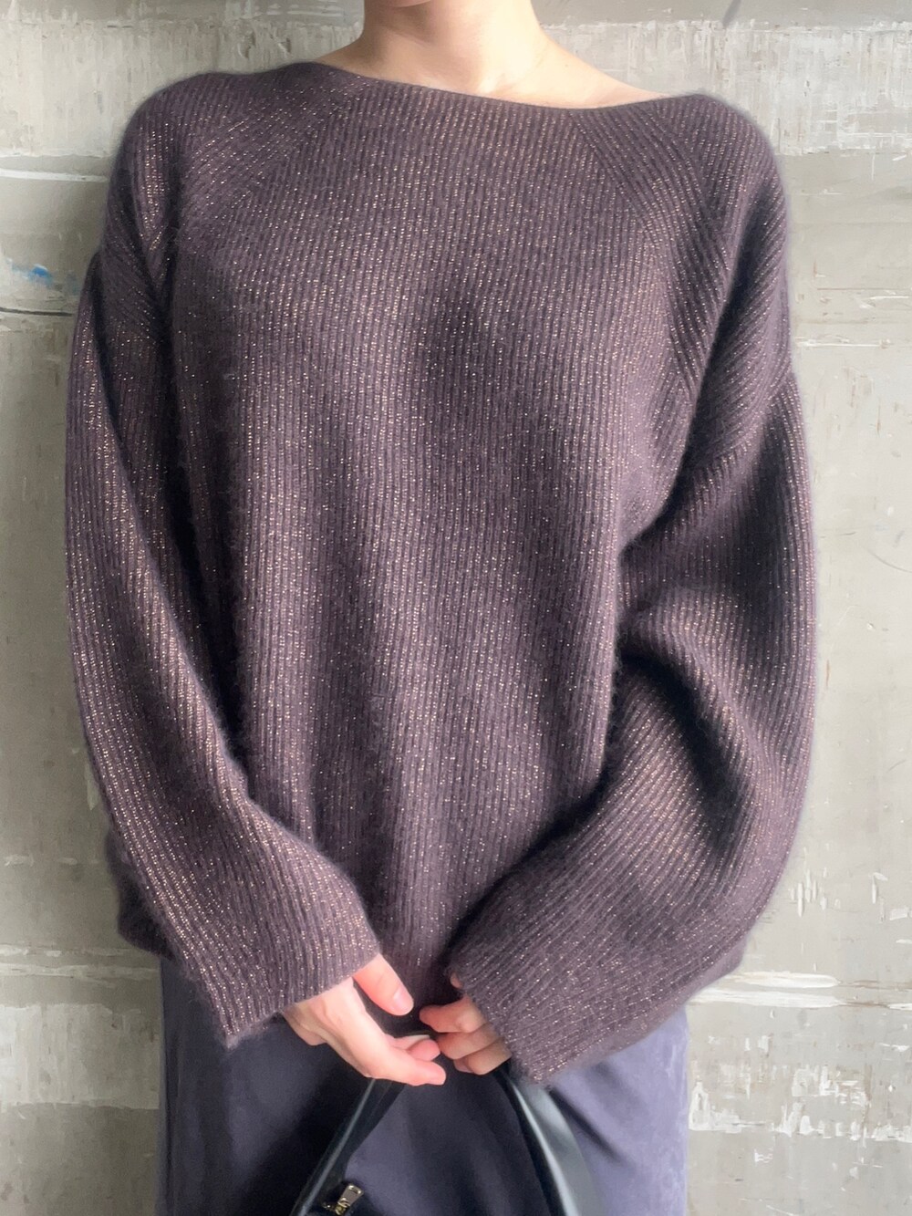 ブラック系のブーツ、グレー系のスカート、ブラウン系のニット/セーターを着用したレディースの秋コーディネートの2枚目の写真