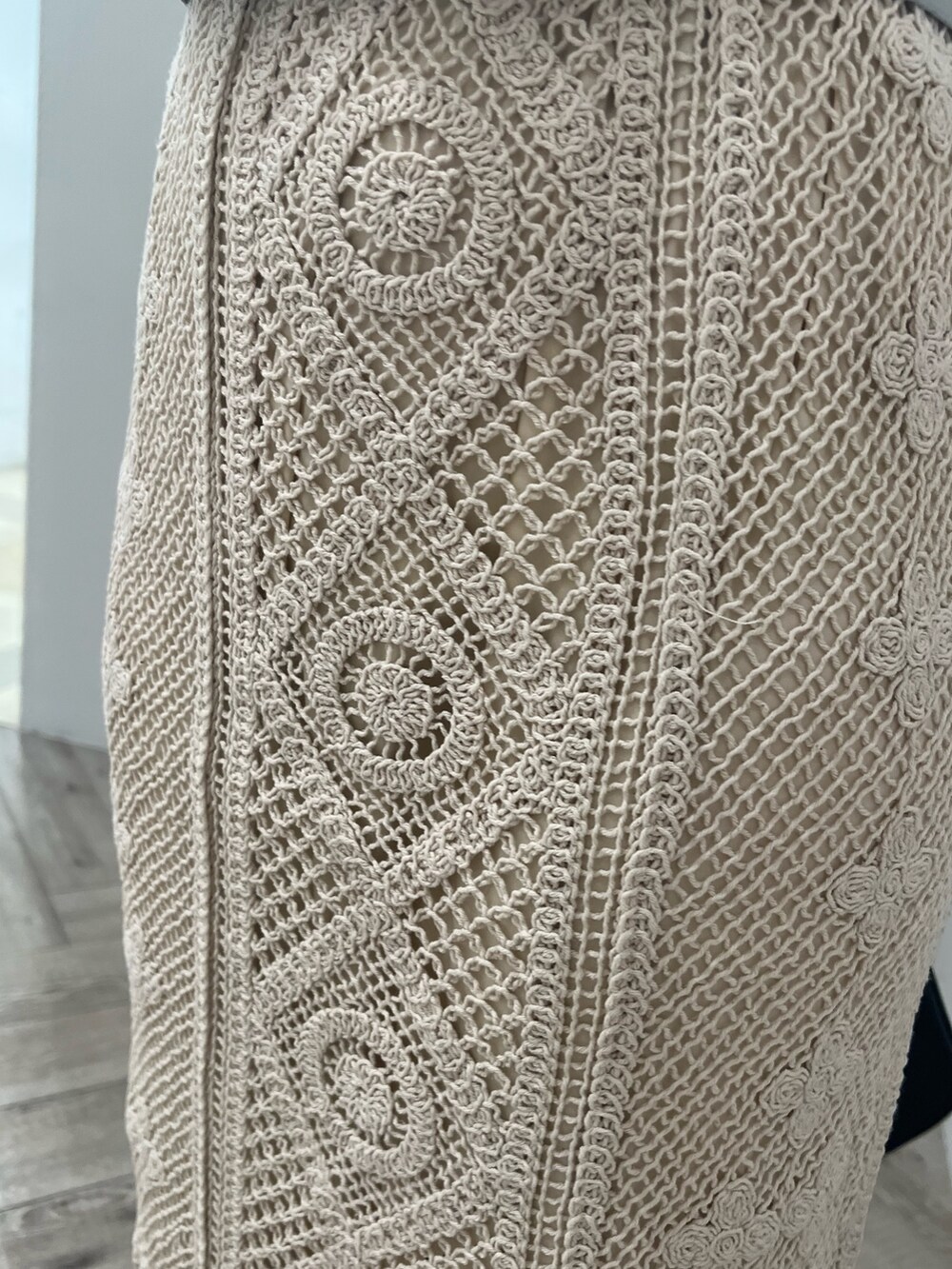 ベージュ系のサンダル、ブラック系のハンドバッグ、ブルー系のニット/セーターを着用したレディースの春コーディネートの9枚目の写真