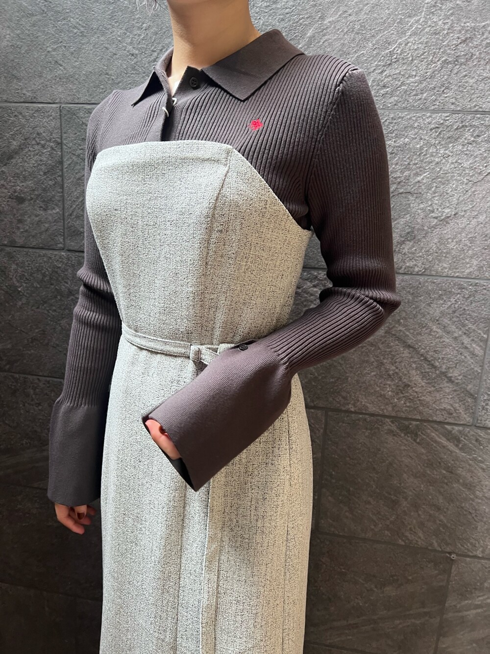 ブラック系のブーツ、ブルー系のワンピースを着用したレディースの秋コーディネートの5枚目の写真