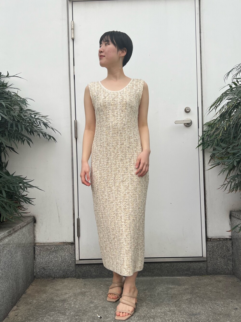 ベージュ系のサンダル、ホワイト系のワンピース、ベージュ系のテーラードジャケットを着用したレディースの春コーディネートの6枚目の写真