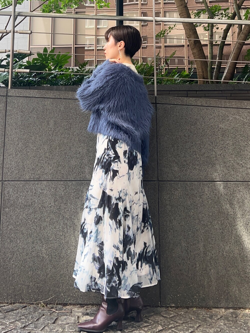 ブルー系のスカート、ブルー系のニット/セーター、ブルー系のカーディガン/ボレロを着用したレディースの秋コーディネートの3枚目の写真